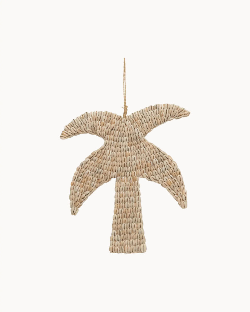 Handgemaakte wandhanger van beige schelpen. Elk stuk is uniek en gemaakt op Bali door de lokale bevolking. Haal die tropische sfeer naar jouw huis | Conceptstore Sisällä