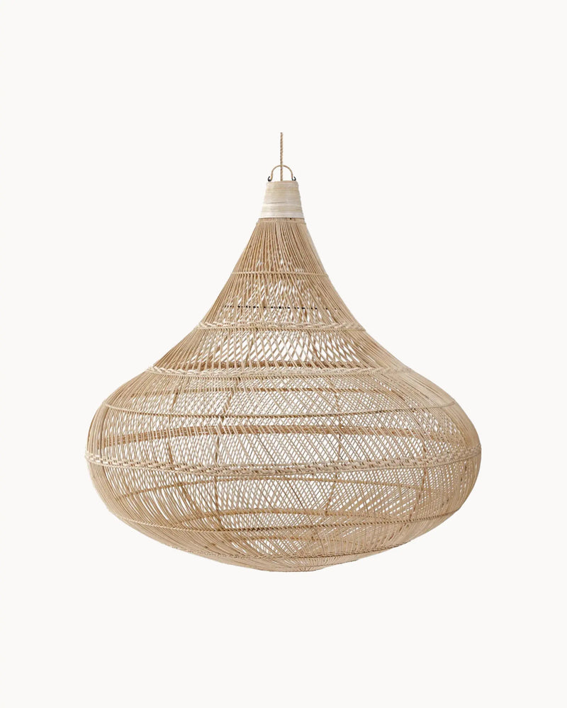 Hoe mooi is deze rotan hanglamp van het Belgische merk Bazar Bizar. Verkrijgbaar in 3 verschillende maten, waarvan deze met 107 cm doorsneel de grootste is. Een regelrechte eyecatcher dus voor boven je eettafel of in de hal. De lamp is zowel als hanglamp als vloerlamp te gebruiken en geeft een prachtig lijnenspel op wanden en plafond.