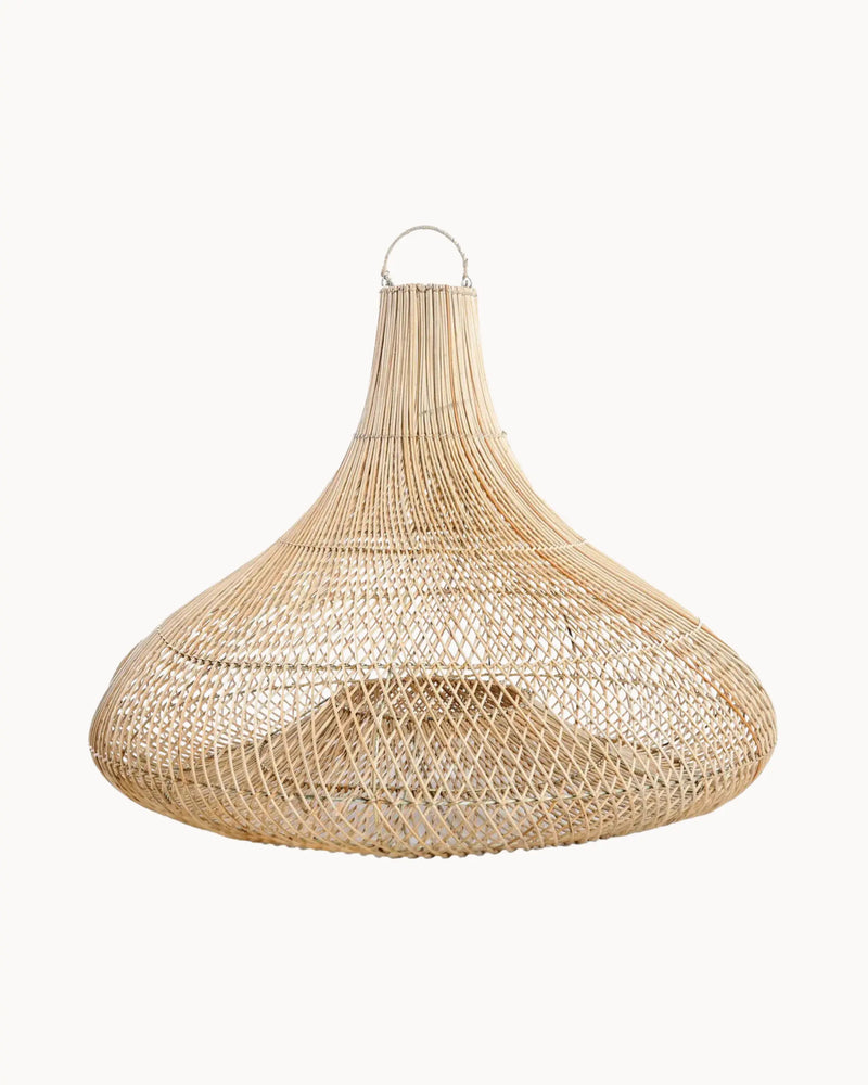 Wat een beauty, deze rotan lamp van Bazar Bizar. Zowel als vloerlamp als hanglamp te gebruiken en door zijn formaat van 120 cm doorsnee en een hoogte van 100 cm een eyecatcher in je huis!